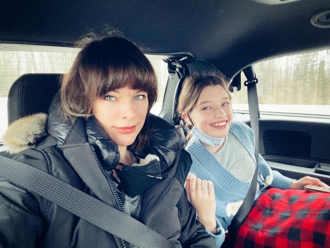 Милла Йовович с дочкой в машине