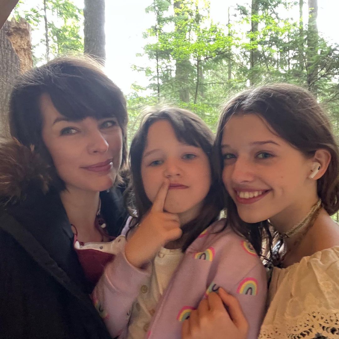 Милла Йовович с дочерьми