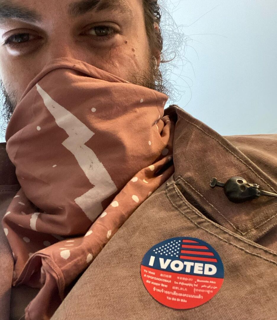 Джейсон Момоа в маске