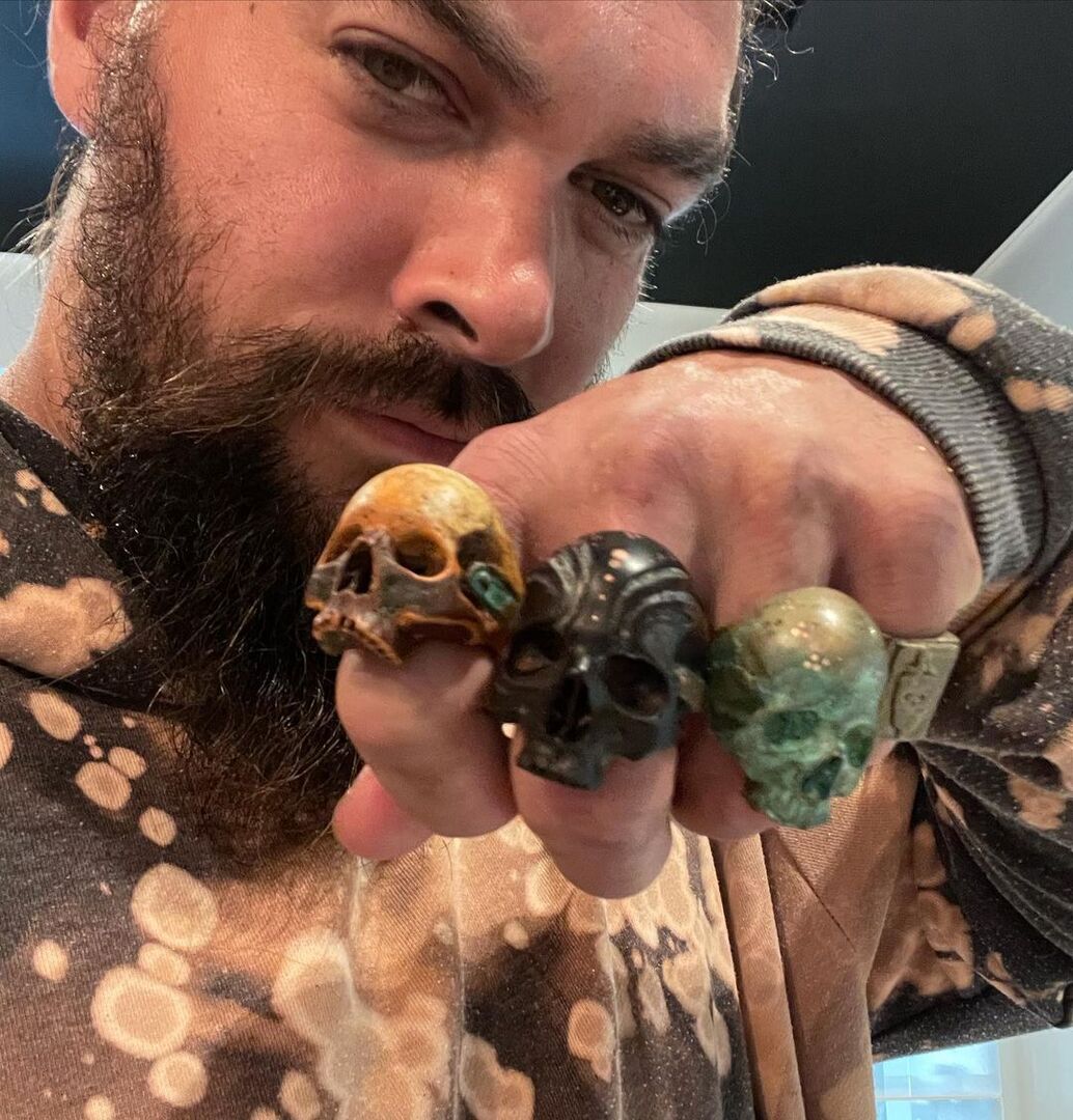 Джейсон Момоа с перстнями