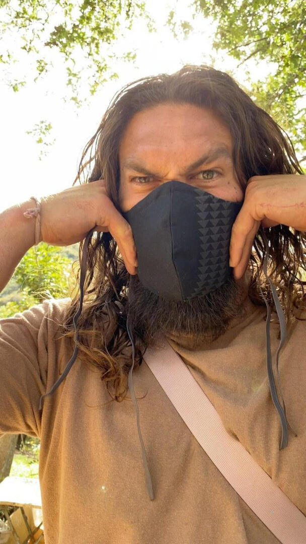 Джейсон Момоа в маске