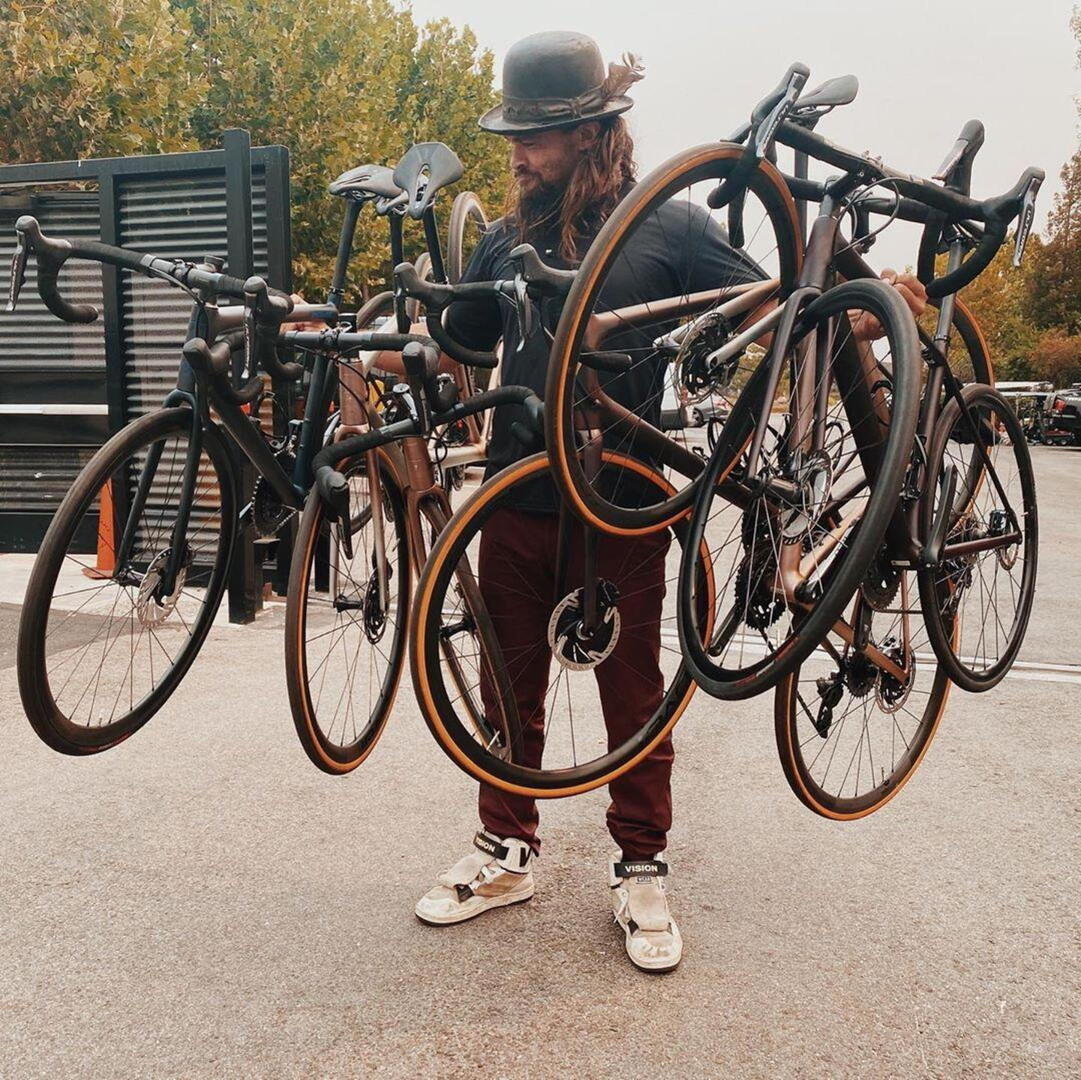 Джейсон Момоа с велосипедами