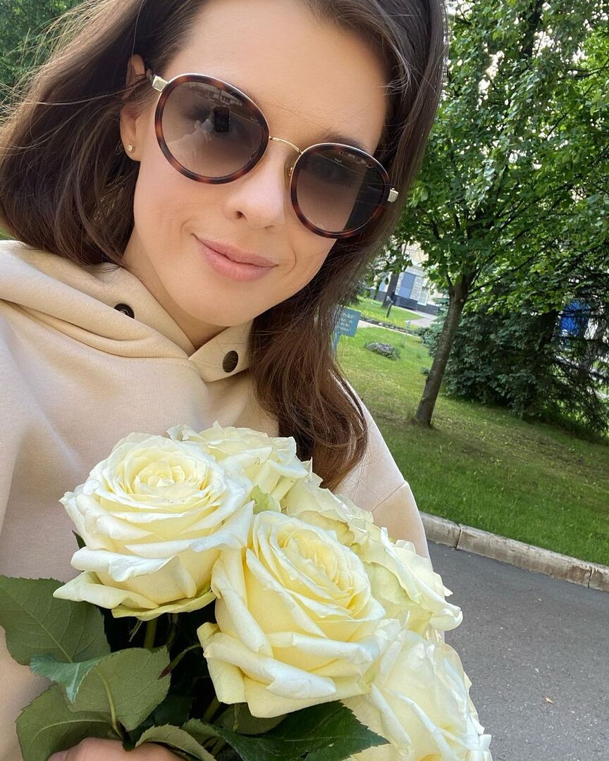 Катерина Шпица с розами