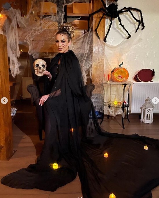 Ольга Бузова в образе на Хэллоуин 2021 года