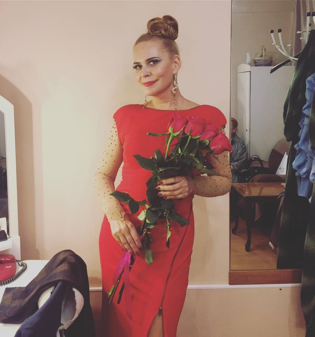 Алена Яковлева с цветами