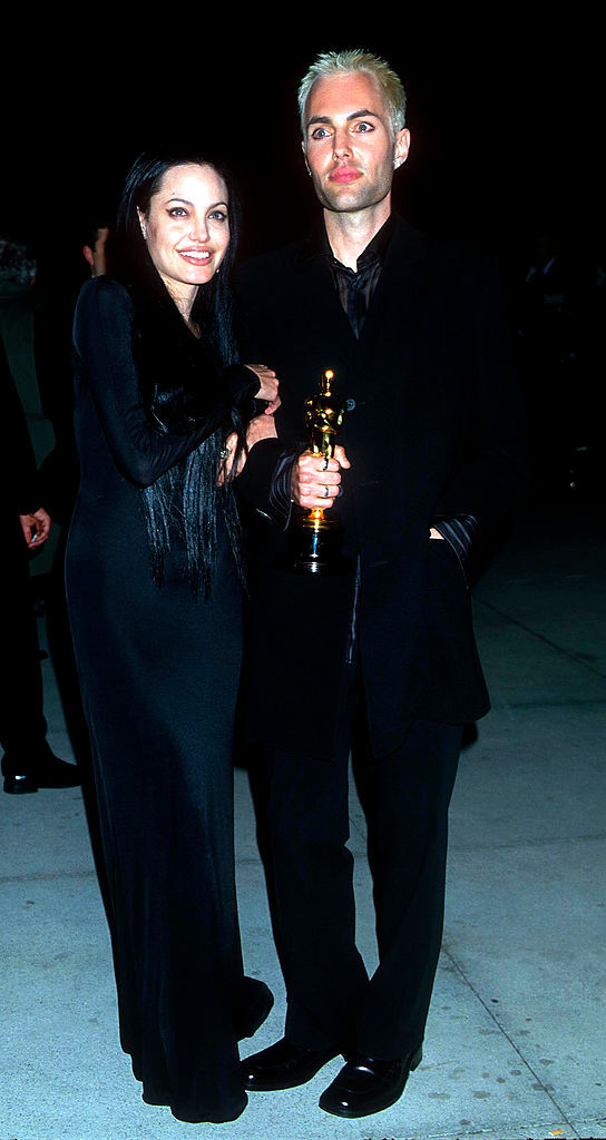 Джеймс держит «Оскар» сестры, 2000 год
