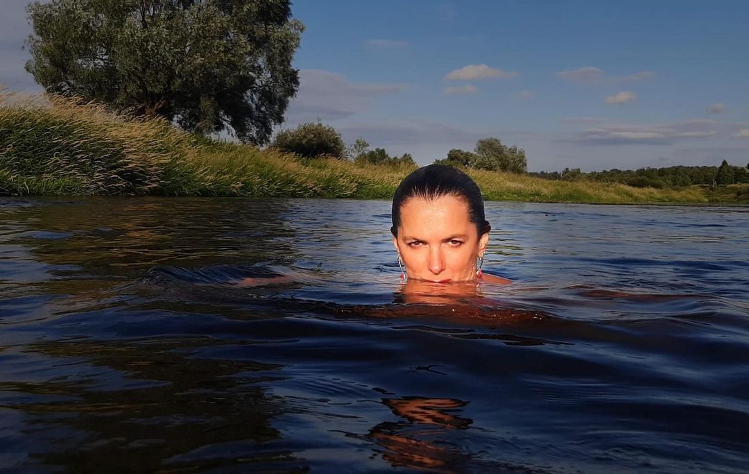 Мария Порошина купается в реке