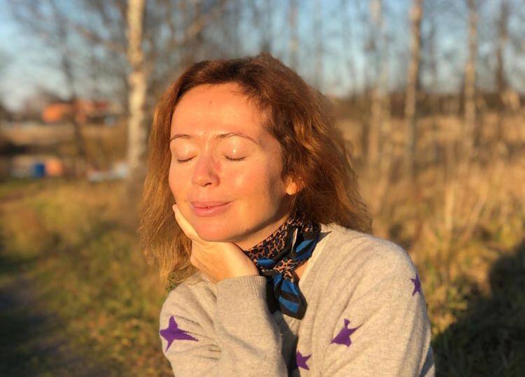 Отснято с любовью: Елена Захарова показала, как ее видит дочь–трогательные фотографии.