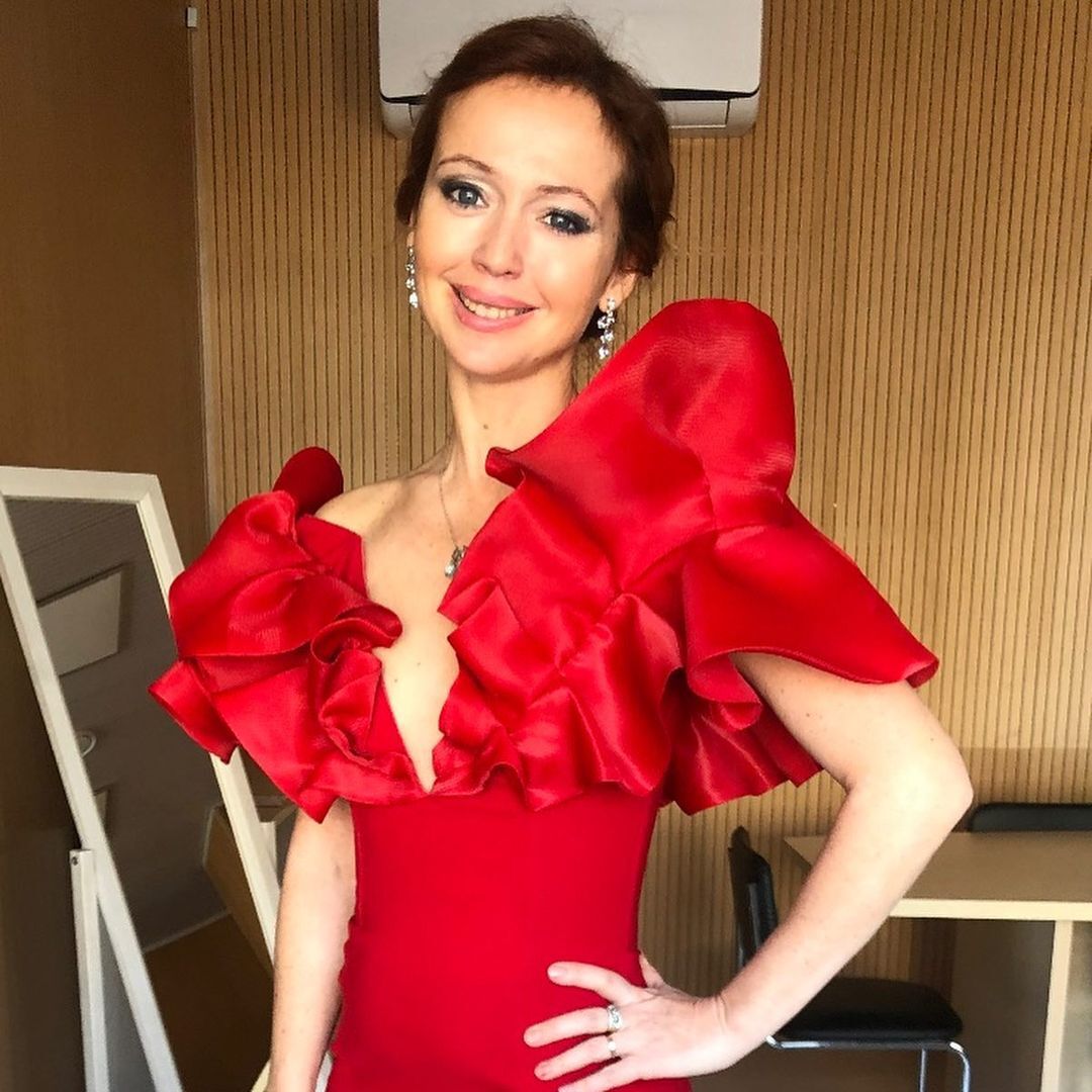 Елена Захарова в красном платье