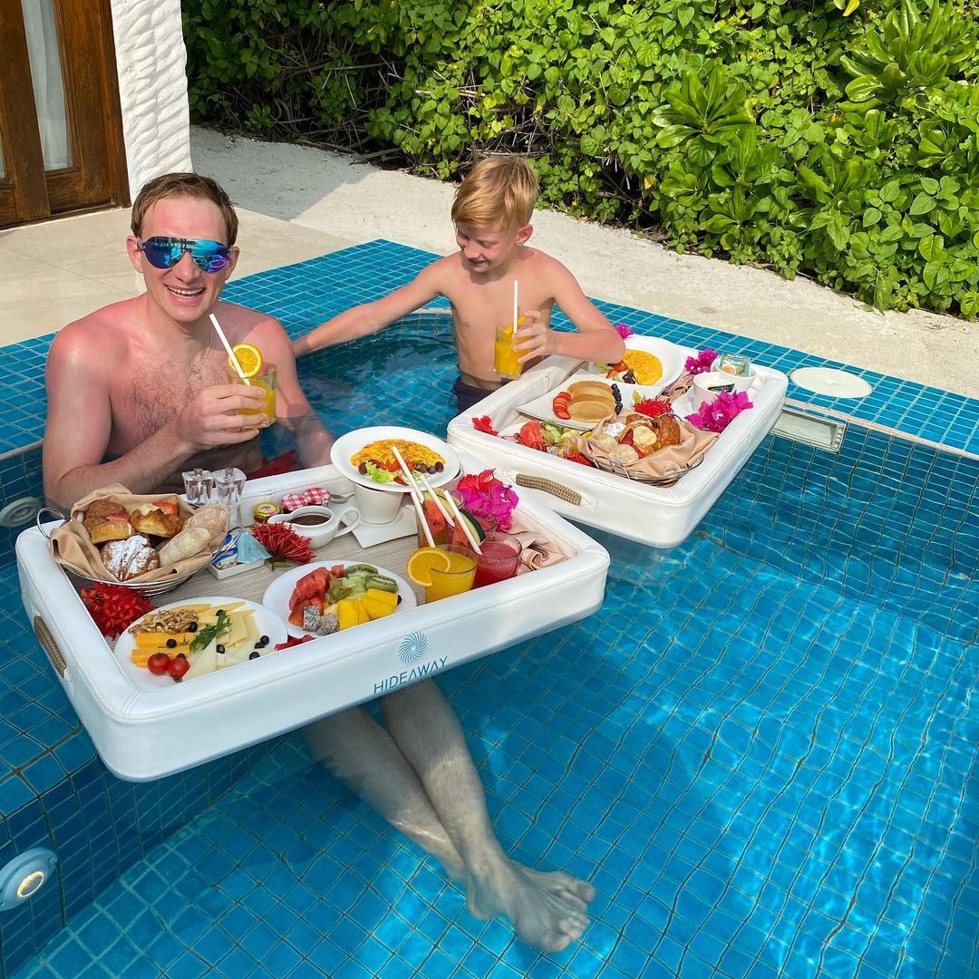 Андрей Бурковский с сыном завтракают в бассейне