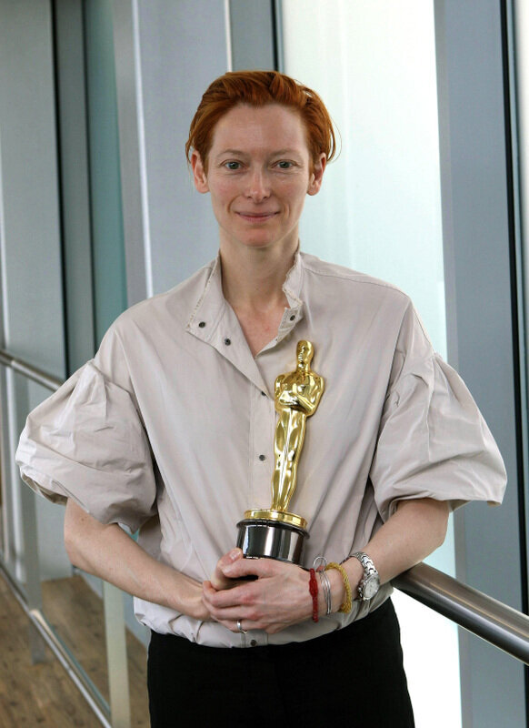 Тильда Суинтон с золотой статуэткой премии «Оскар»