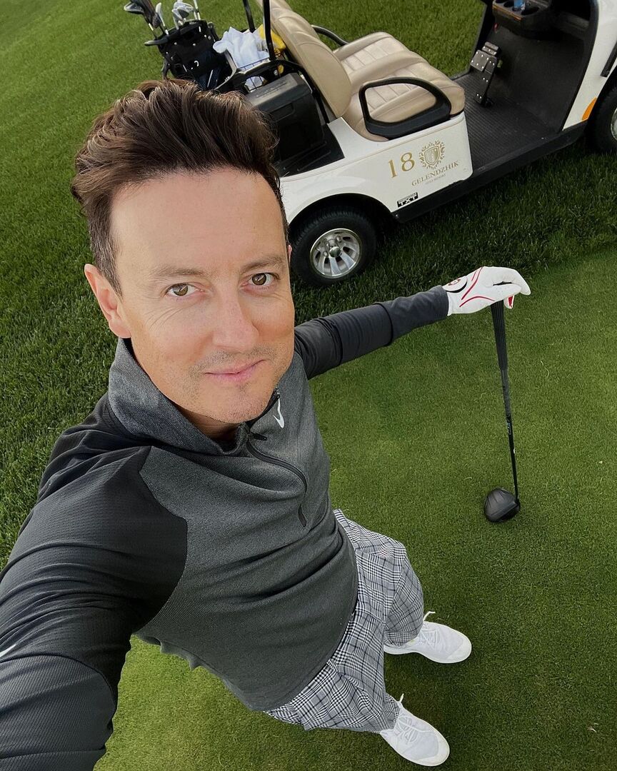 Стас Ярушин играет в гольф