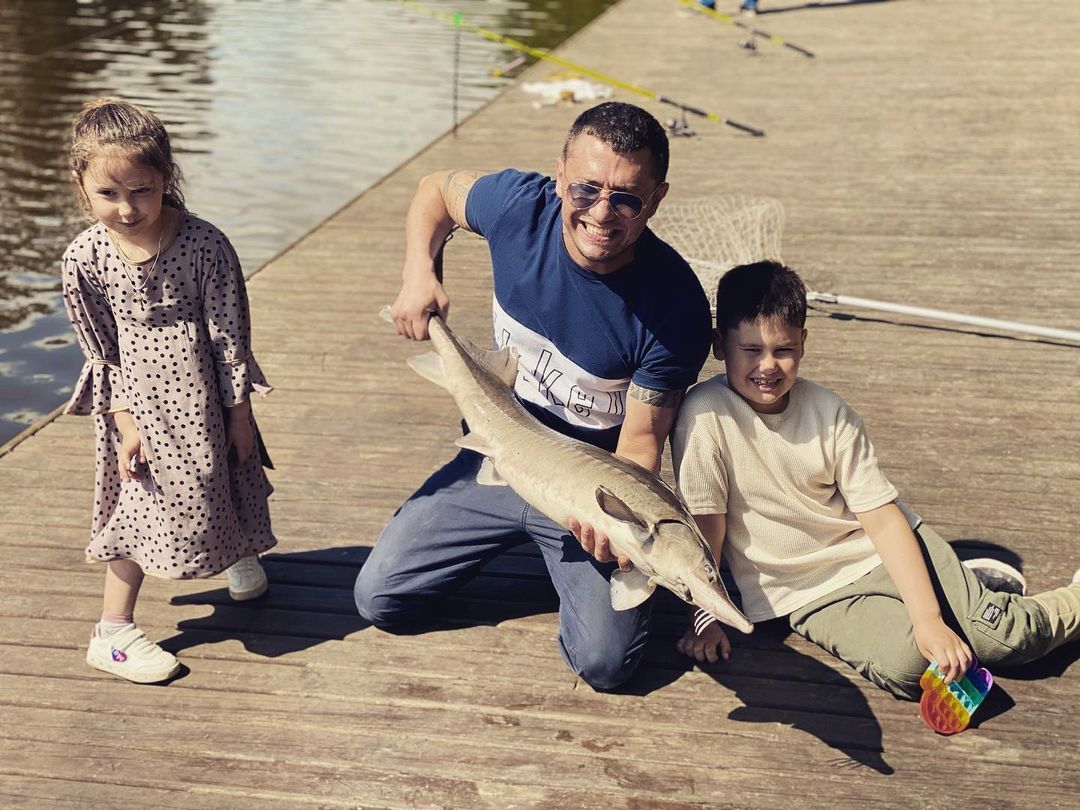Павел Прилучный с детьми ловит рыбу
