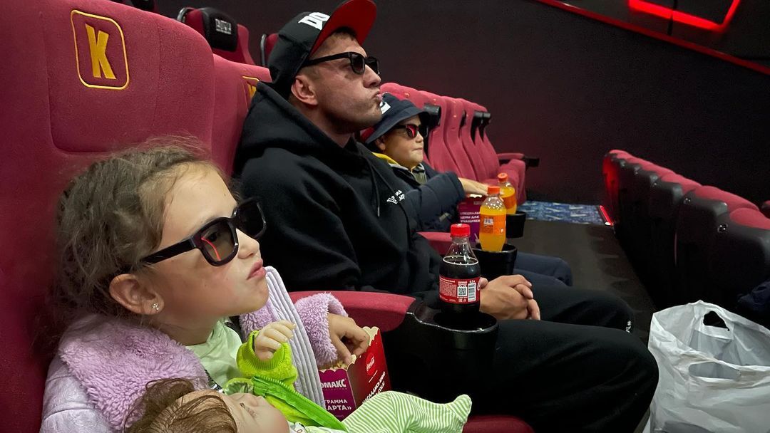 Павел Прилучный с детьми в кинотеатре