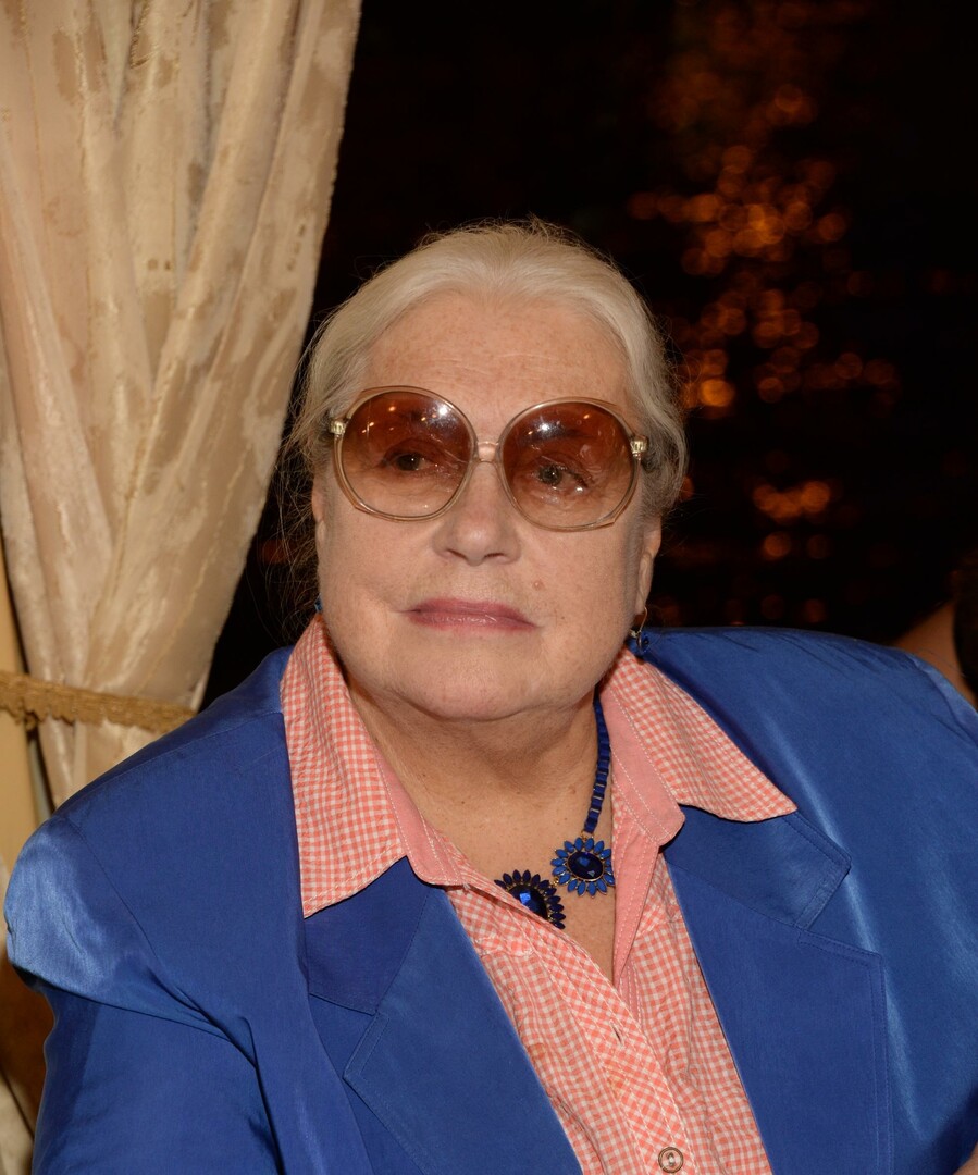 Лидия Федосеева-Шукшина в синем костюме