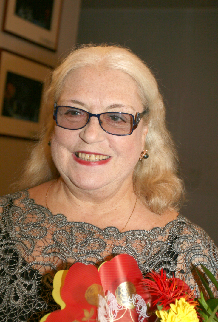 Лидия Федосеева-Шукшина с цветами