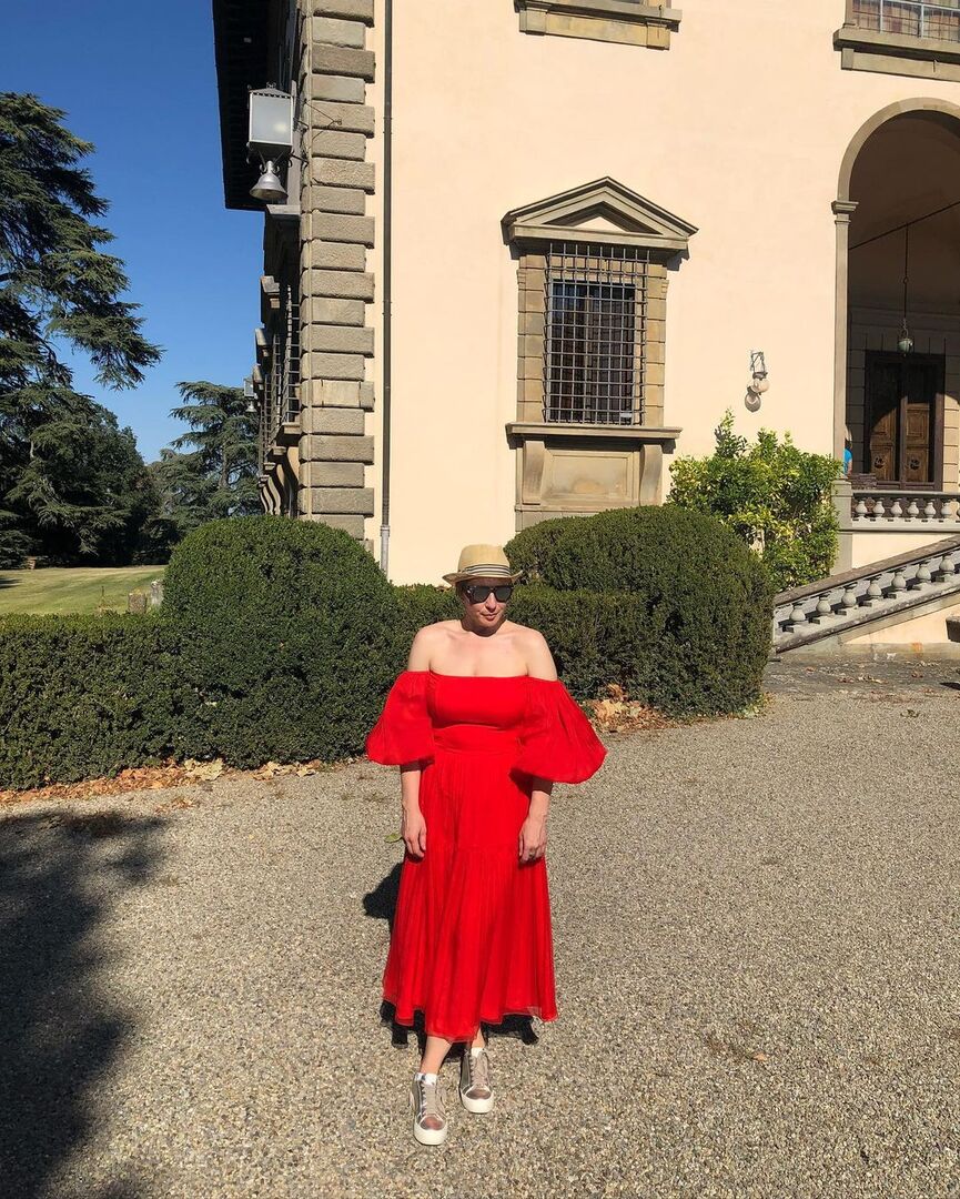 Яна Чурикова в красном платье
