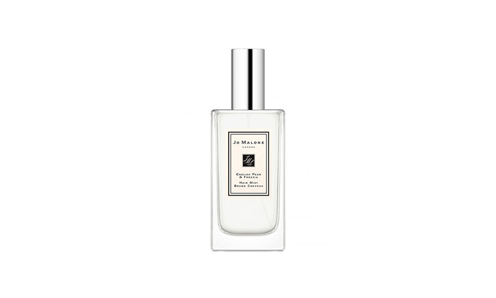 Дымка для волос English Pear & Freesia, Jo Malone, любимый аромат в формате легкой дымки для волос. Формула с питательными и смягчающими ингредиентами придает волосам здоровый блеск и изысканный аромат. Дымку можно использовать отдельно или в сочетании с вашим любимым ароматом. Нанесите одеколон на точки пульса, а затем распылите немного дымки на кончики волос. Цена: 3 250 рублей.