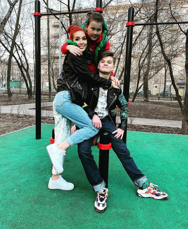 Николь Кузнецова с сыновьями