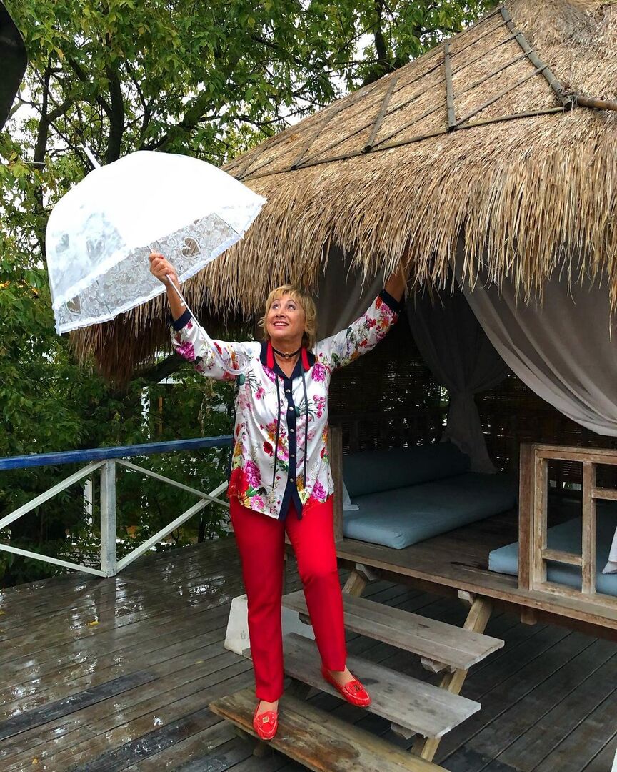 Лариса Копенкина позирует с зонтиком