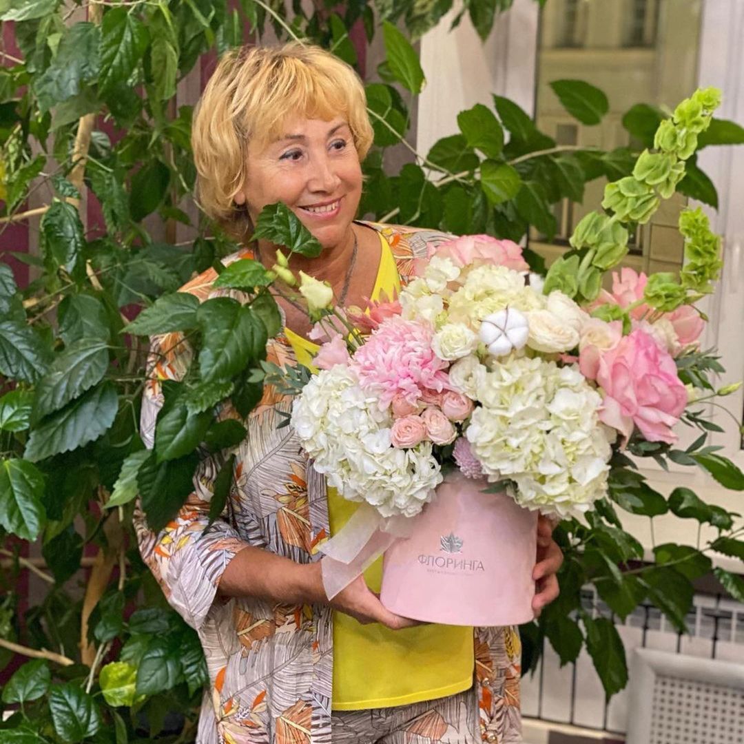 Лариса Копенкина с цветами