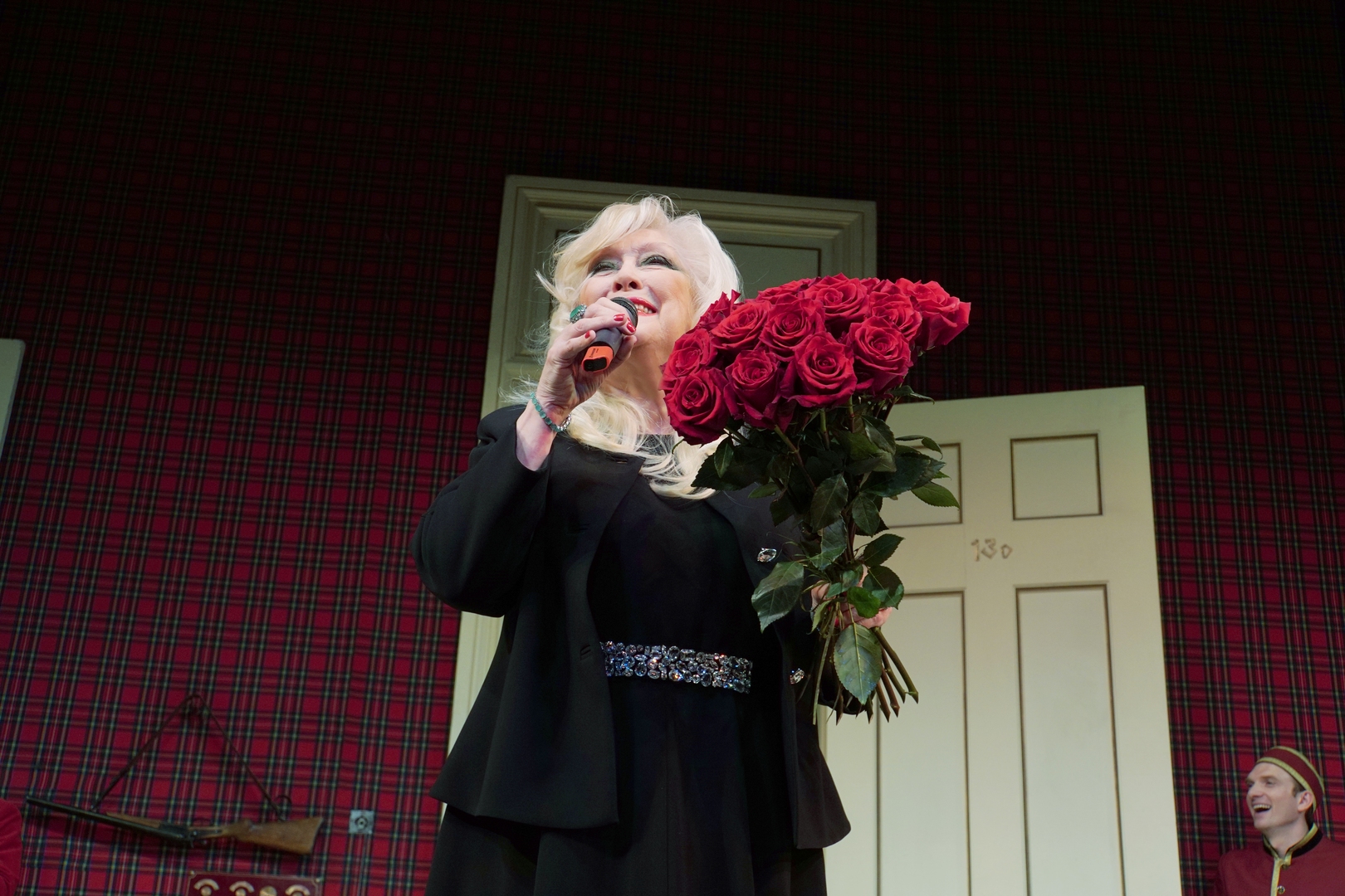 Ирина Мирошниченко с букетом цветов