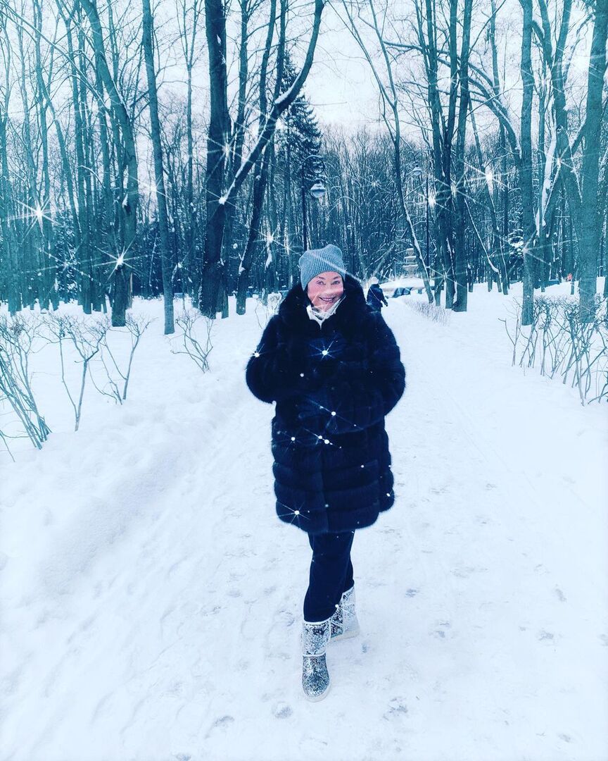 Лариса Гузеева на зимней прогулке