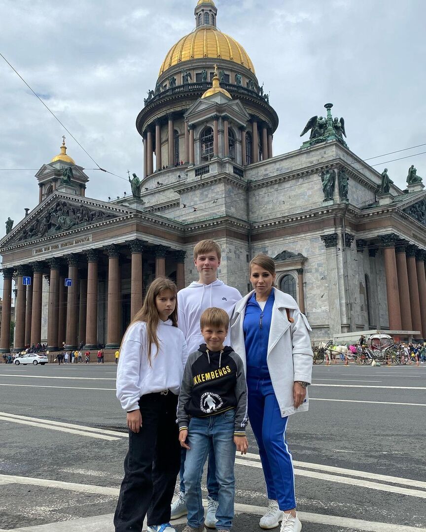 Юлия Барановская с детьми в Санкт-Петербурге