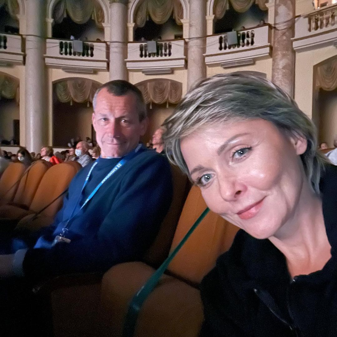 Дарья Повереннова с мужем в театре