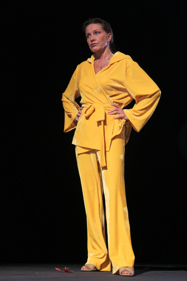 Елена Проклова в желтом костюме на сцене