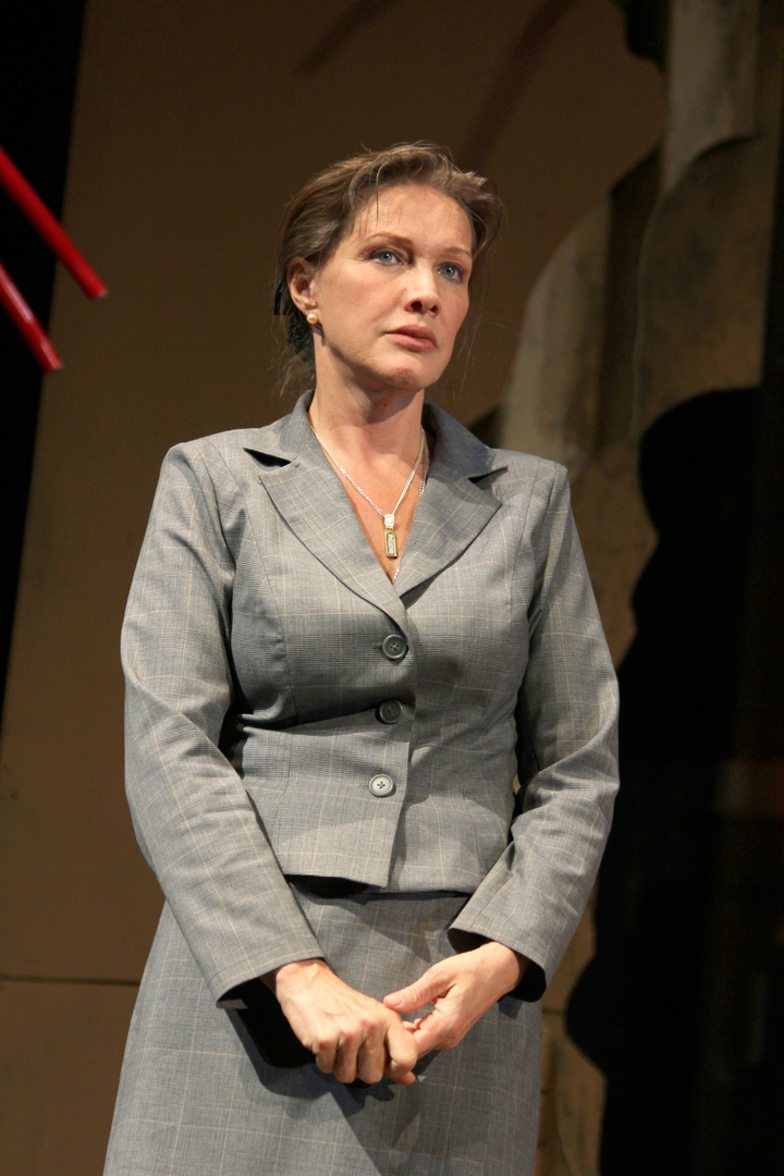Елена Проклова выступает в театре