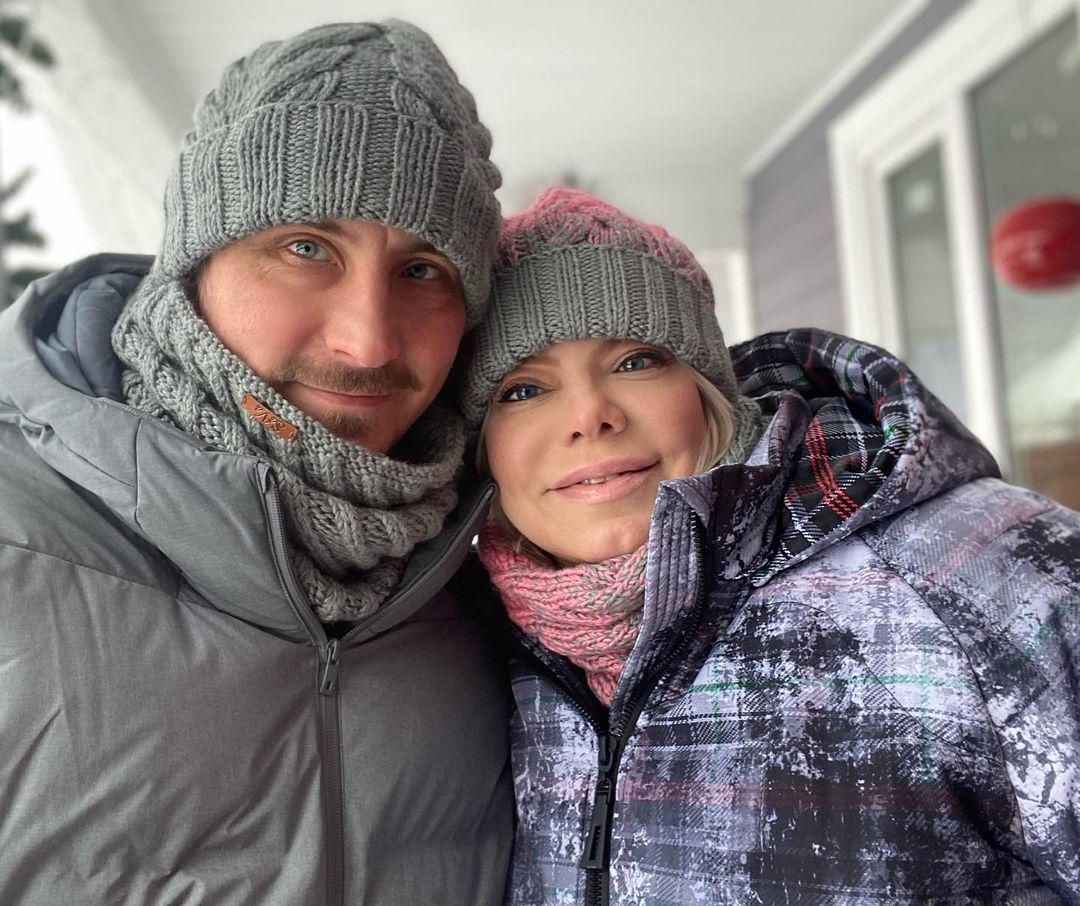 Яна Поплавская и ее муж в зимних образах
