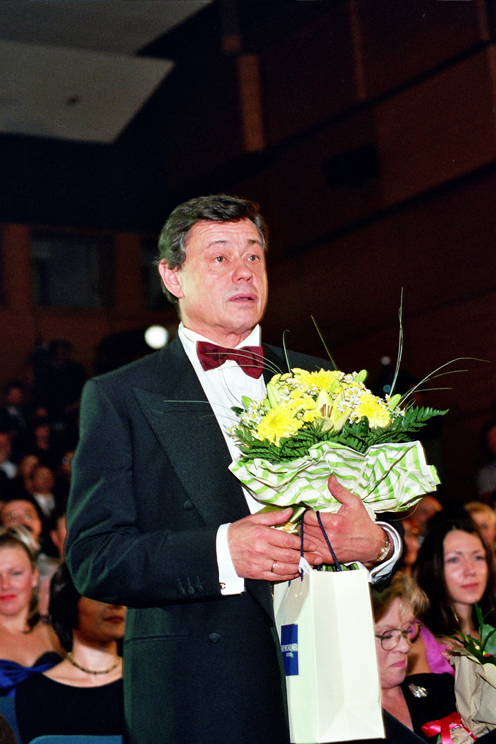 Николай Караченцов с цветами