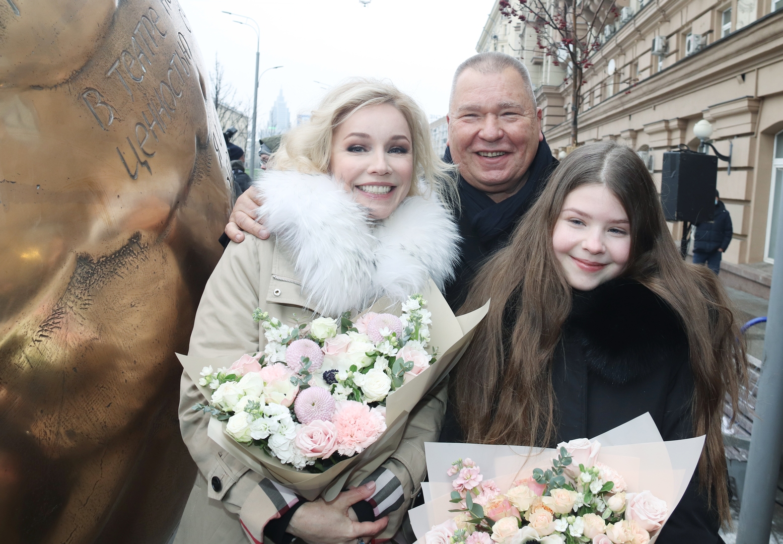 Марина Зудина и Мария Табакова на открытии памятника Олегу Табакову