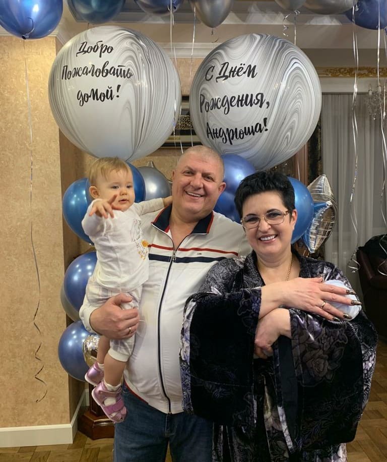 Елена Голунова с супругом Олегом, дочерью Миланой и новорожденным сыном Андреем