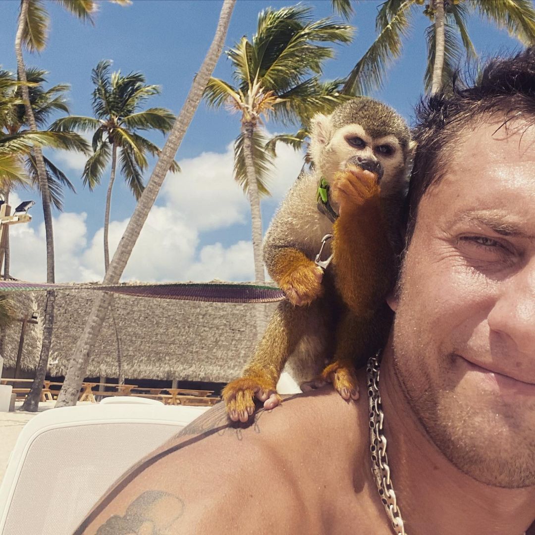 Павел Прилучный с обезьянкой
