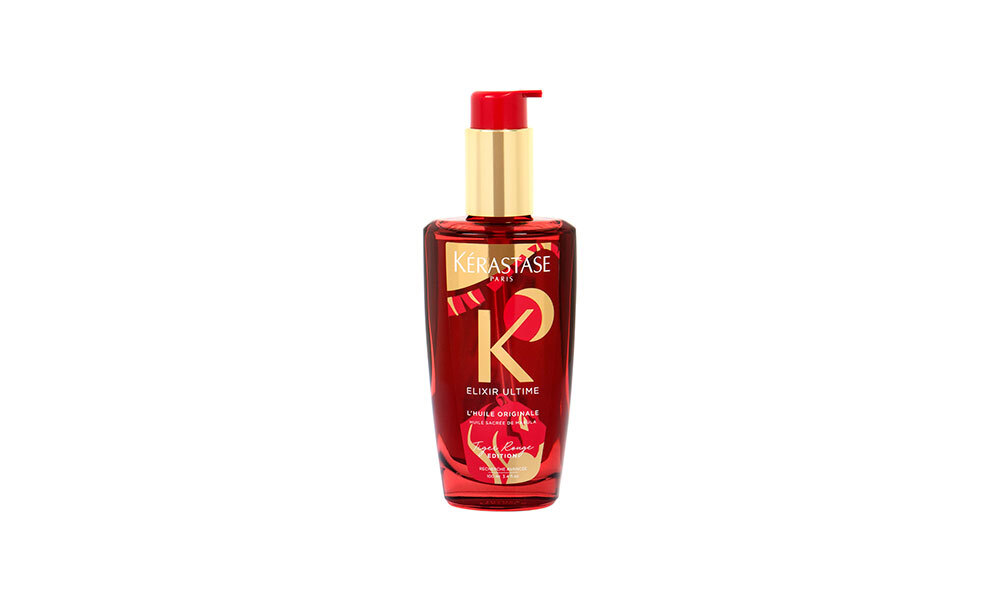 Лимитированное издание масла Elixir Ultime Tiger Rouge Edition, Kerastase, не требующее смывания масло, состоящее из уникальных компонентов, интенсивно питает тусклые волосы и защищает их от воздействия высоких температур до 230 градусов. Цена: 3 690 рублей.