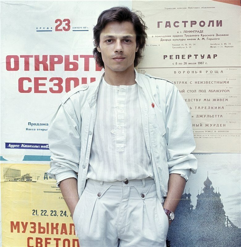 Игорь Скляр в белом костюме