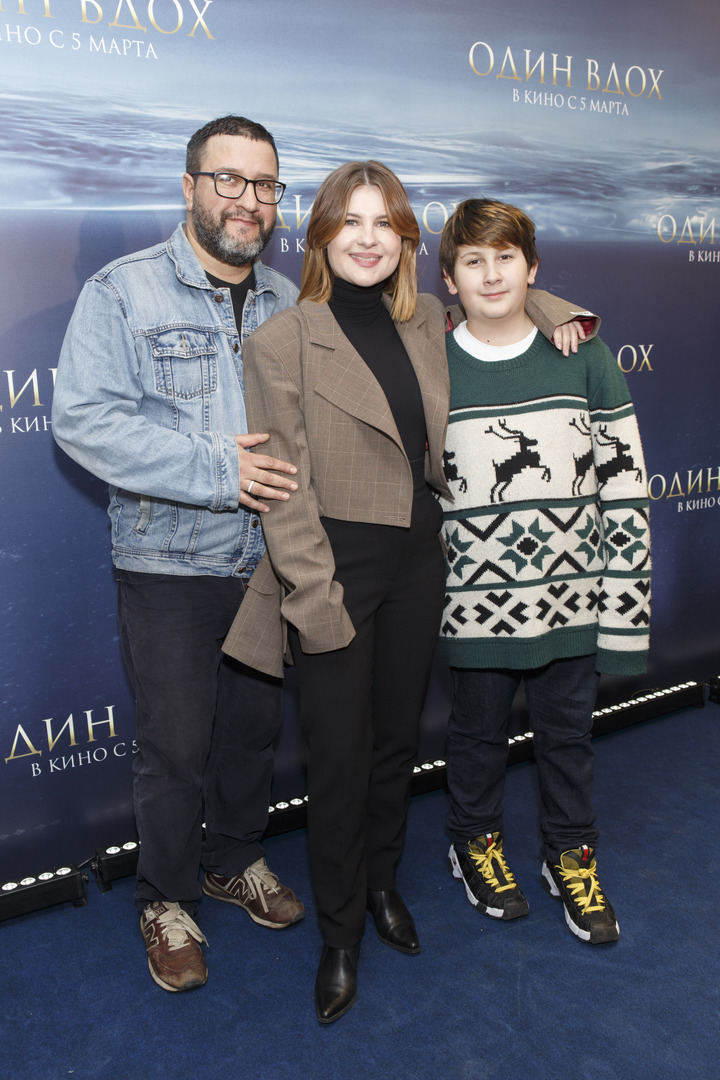 Анна Цуканова-Котт с мужем и сыном на премьере фильма