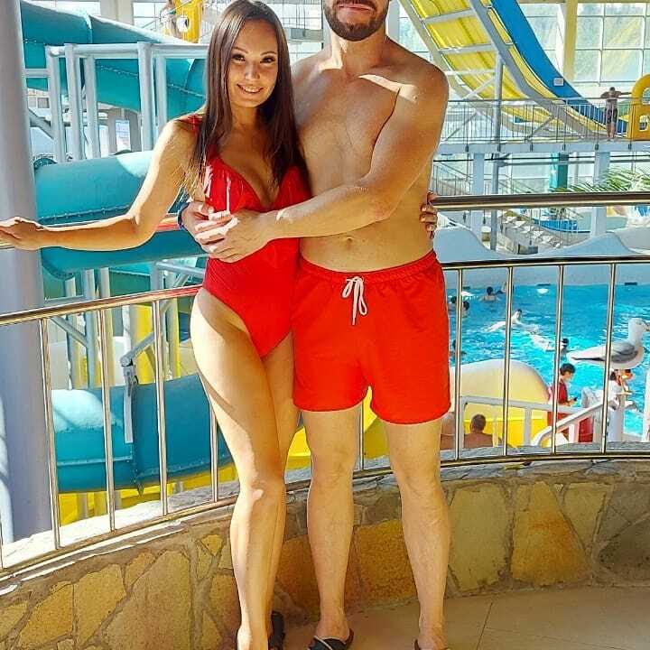 София Конкина с мужем в аквапарке