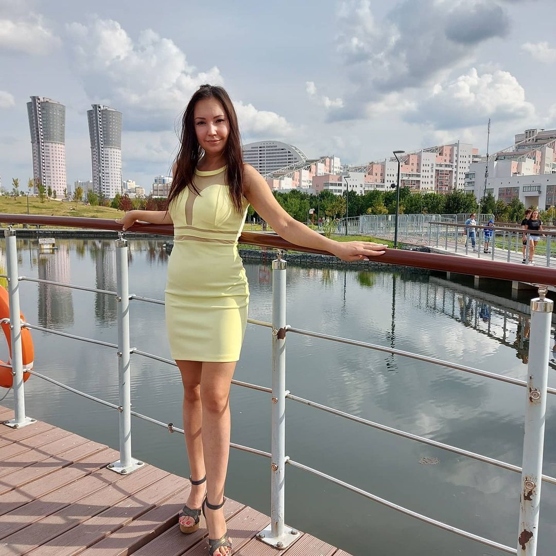 София Конкина в желтом платье