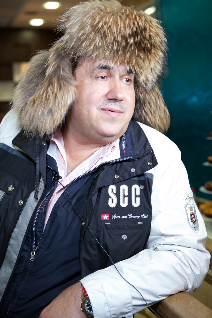 Станислав Садальский позирует в зимней шапке
