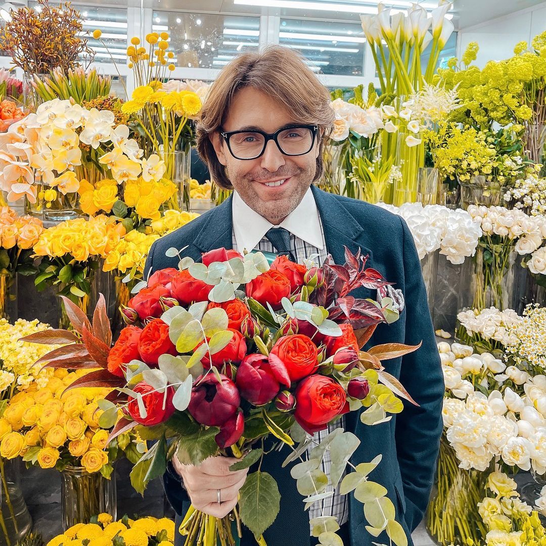 Андрей Малахов с цветами