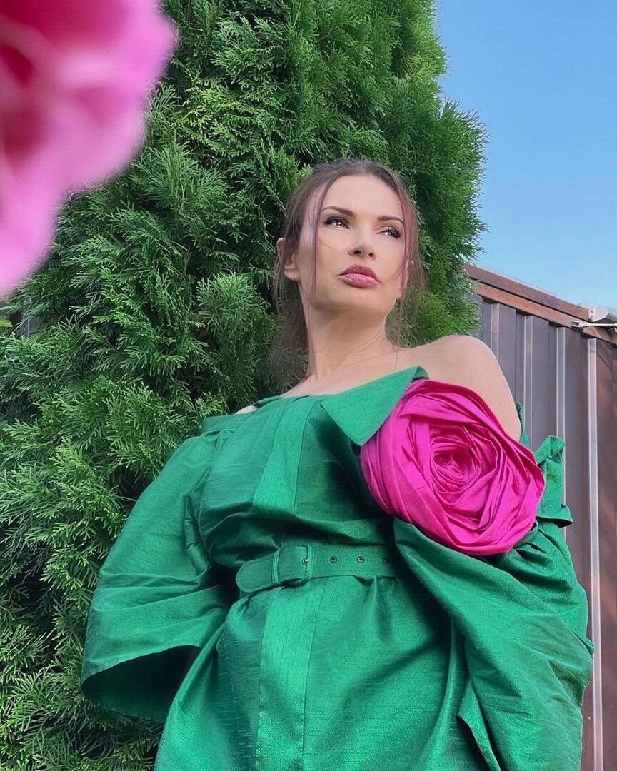 Эвелина Бледанс в зеленом платье с цветком