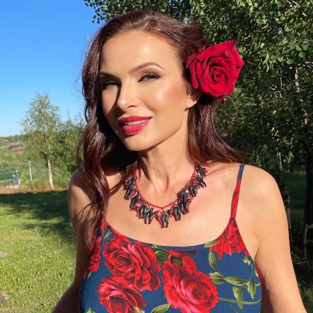 Эвелина Бледанс с розочкой в волосах