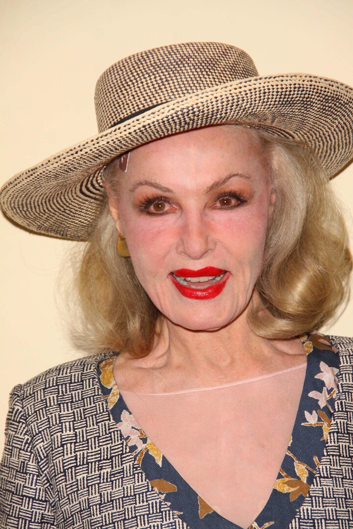 Джули Ньюмар