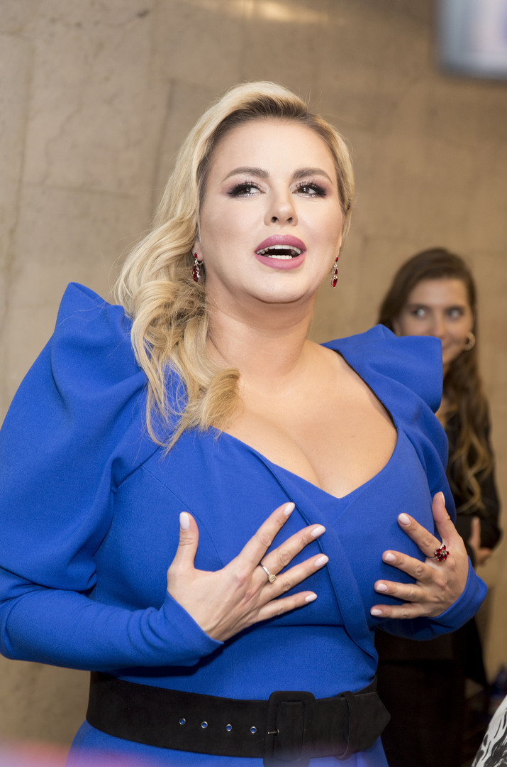 Анна Семенович в голубом платье с декольте