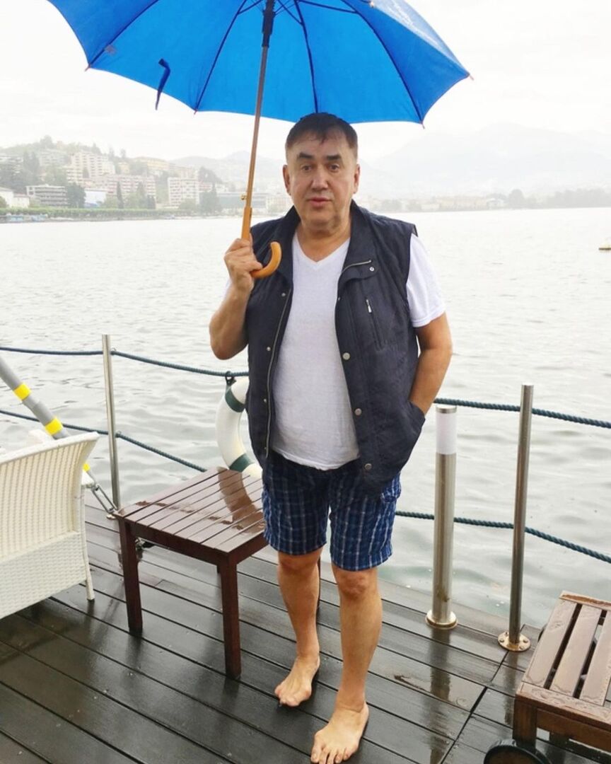 Станислав Садальский под дождем