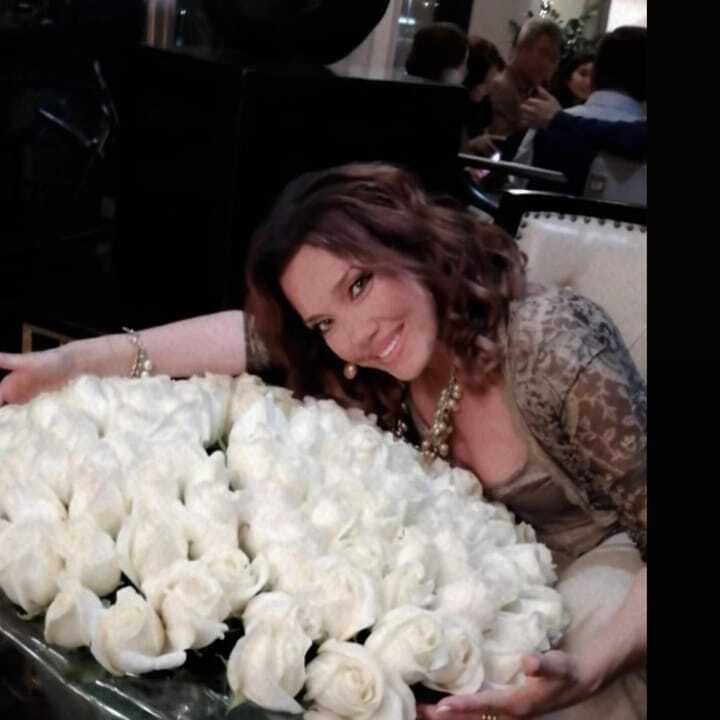 Азиза с букетом цветов