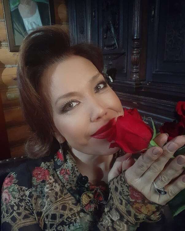 Азиза с розой